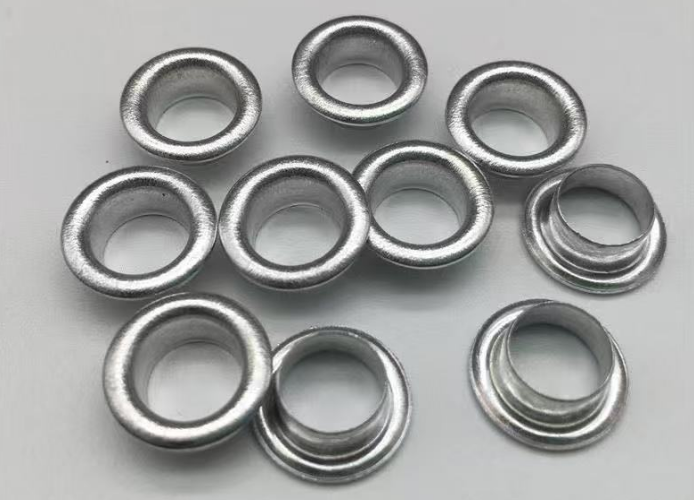 مادة مختلفة من الثقوب