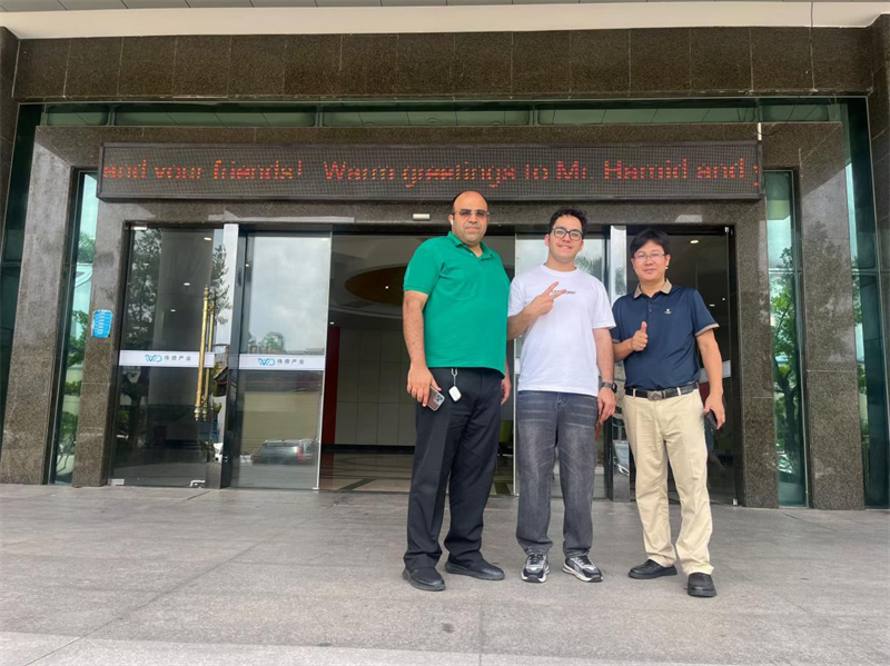 السيد حميد visting