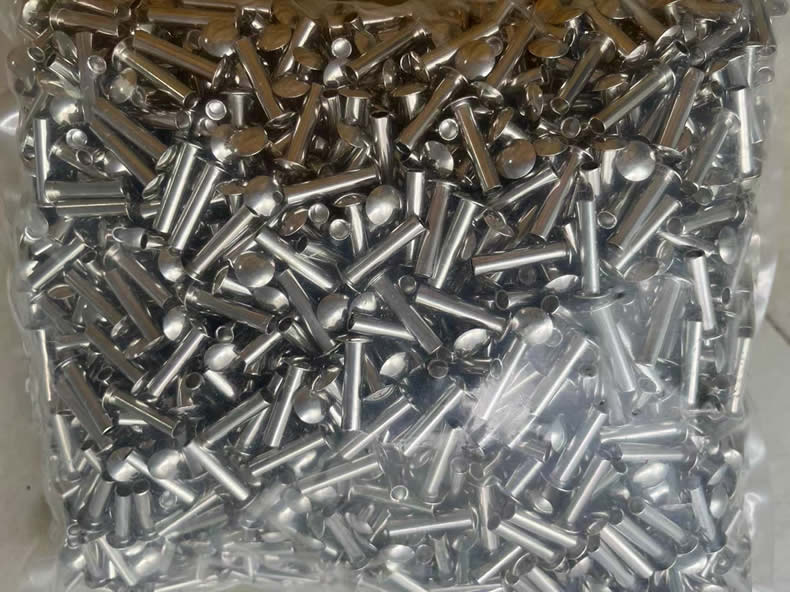 تقوم شركة Nuote Metals بشحن نصف المسامير الأنبوبية إلى المكسيك – من أجل الأثاث القابل للطي، مرت رذاذ الملح لمدة 24 ساعة