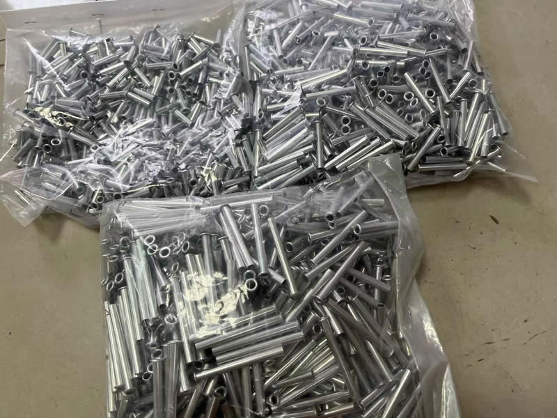 تقوم شركة Nuote Metals بشحن المسامير الأنبوبية المصنوعة من الألومنيوم - ثلاثة أحجام للتطبيقات الحرفية والديكور