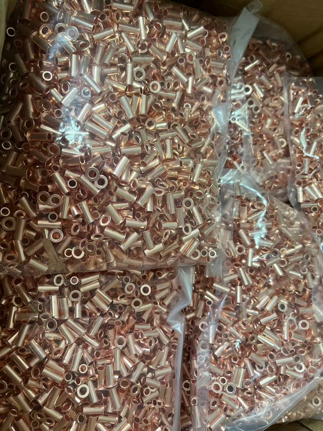 تقوم شركة Nuote Metals بشحن المسامير الأنبوبية النحاسية DIN 7340 A إلى المجر - دفعة صغيرة ودقة كاملة