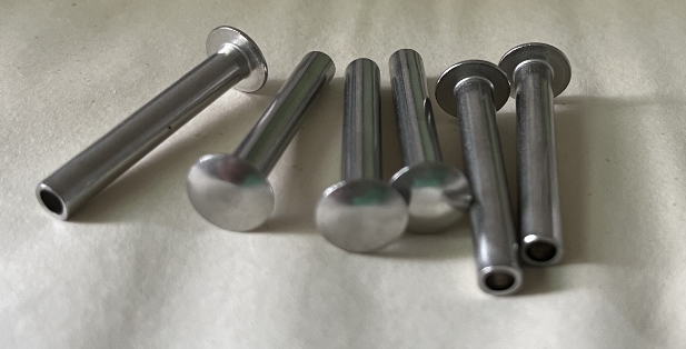 ترسل شركة Nuote Metals عينات من المسامير المصنوعة من الفولاذ المقاوم للصدأ إلى بولندا - وتتضمن بيانات الاختبار الكاملة